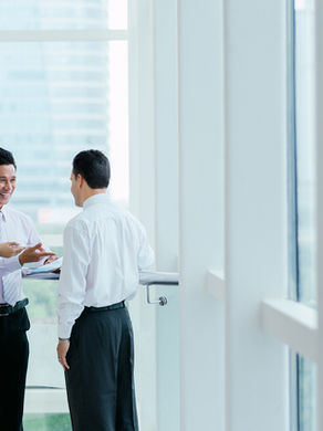 Imagem de três executivos conversando e buscando entendimento sobre um tema