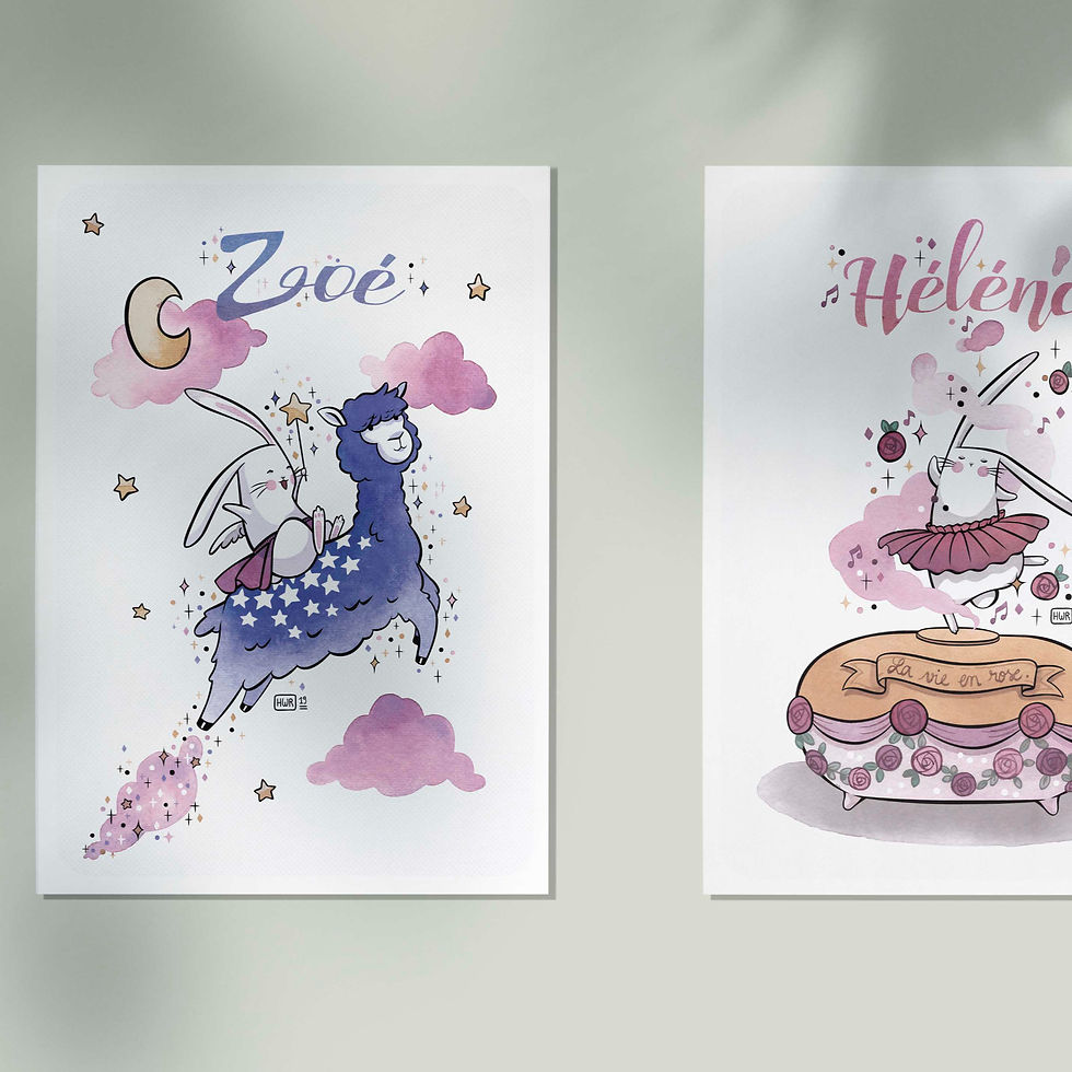Miniature : Deux affiches personnalisées accrochées au mur, prénoms visibles, couleurs douces et harmonieuses pour chambre enfant.