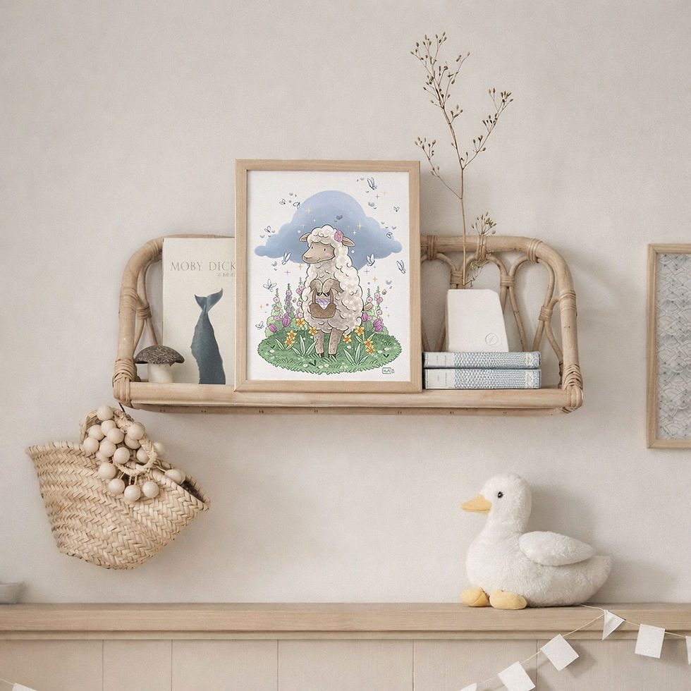 Miniature : Affiche encadrée d’un mouton dans un champ fleuri, aux couleurs douces, dans une chambre d’enfant.
