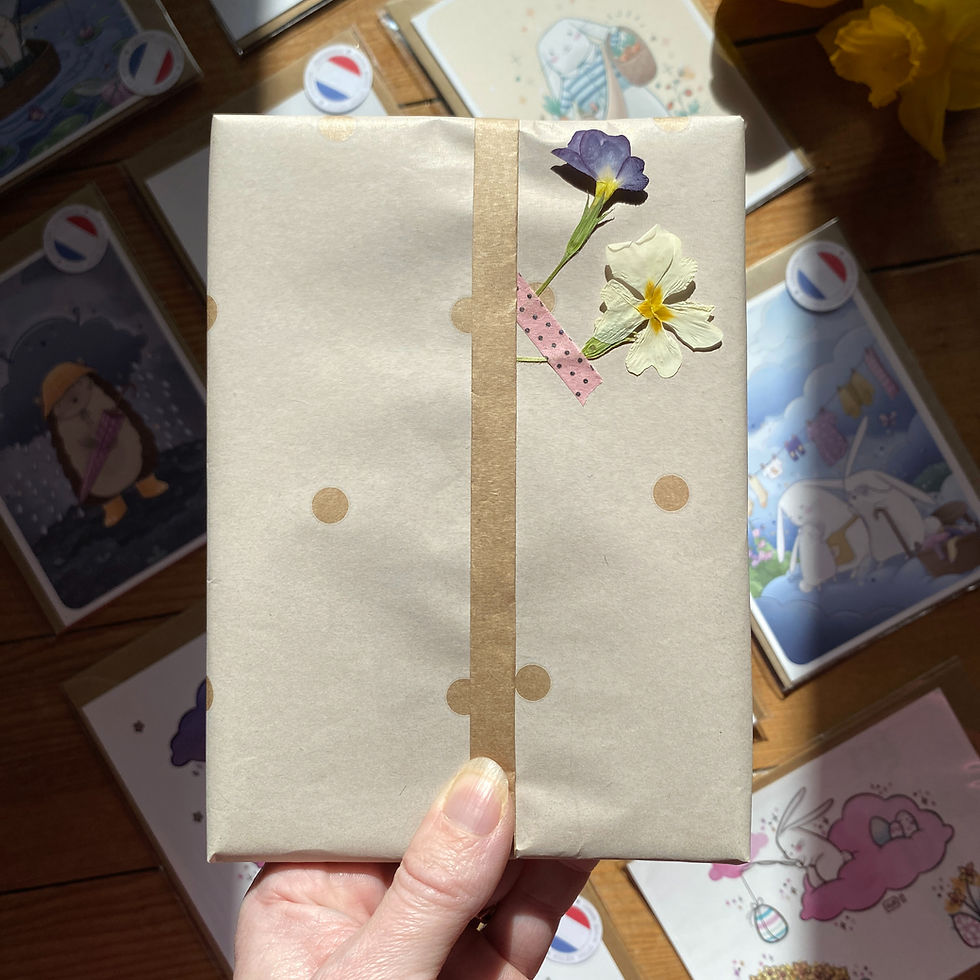 Miniature : Pack Printemps fleuri emballé en kraft, tenu en main au soleil, avec fleurs séchées et cartes floutées en fond.