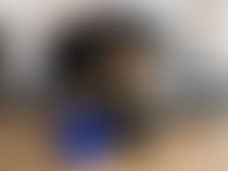 مشاهده نشتی سقف در بازدید خانه روز بارانی؛ زن با چتر و سطل برای جمعکردن آب روی کفپوش چوبی