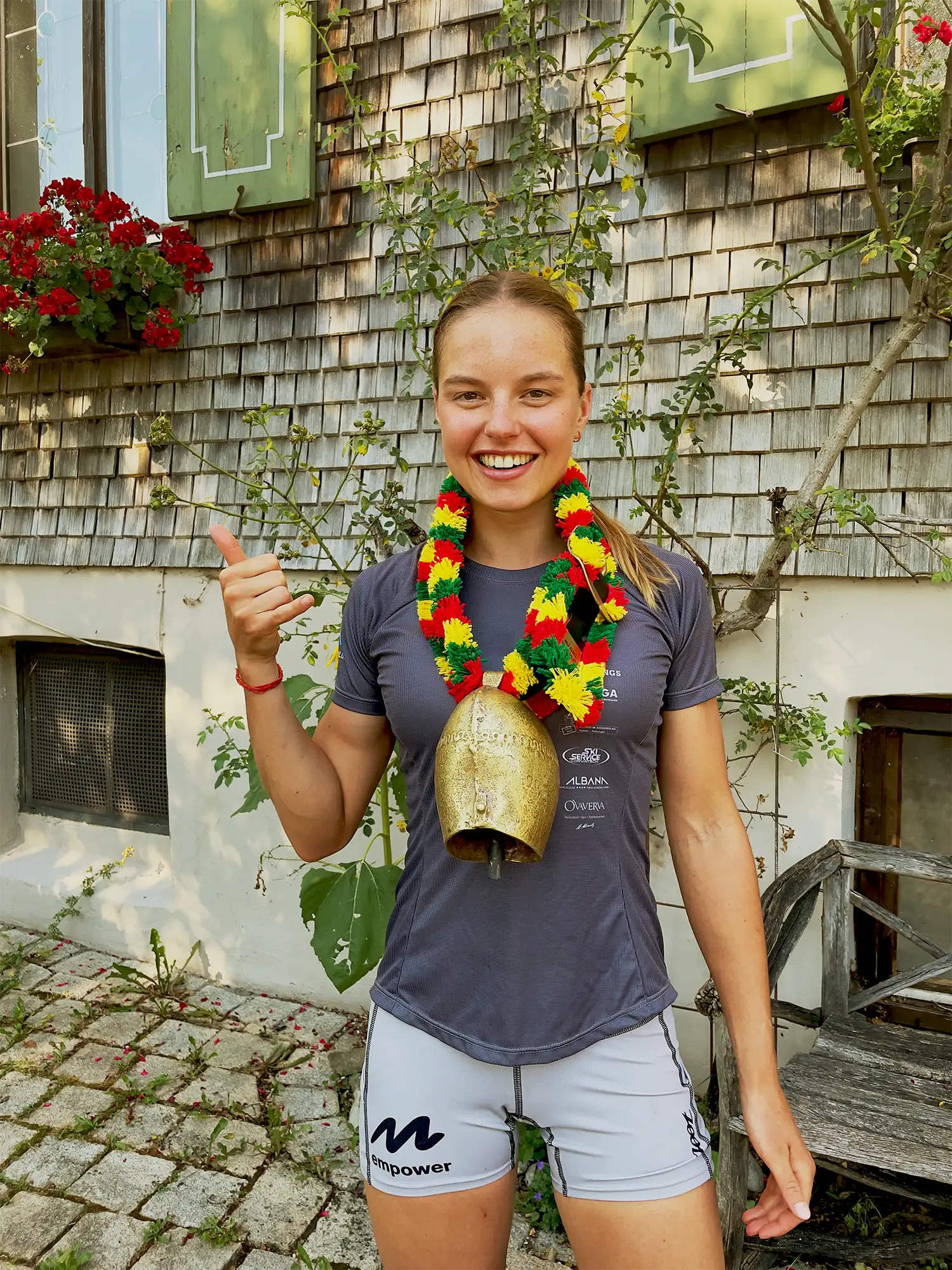 Alanis Siffert mit ihrer Kuhglocke