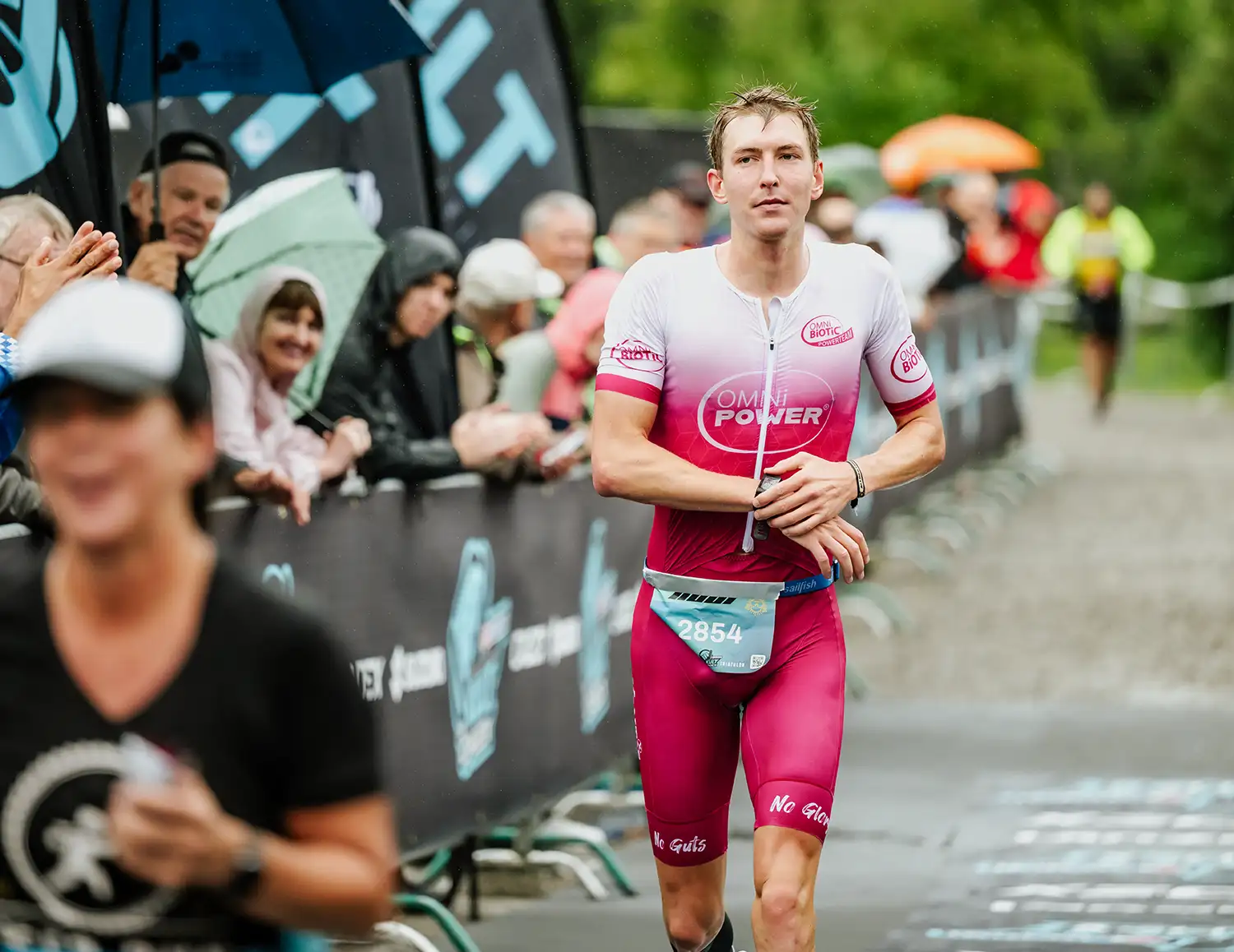 Tom Haug auf der Zielgeraden beim Allgäu Triathlon