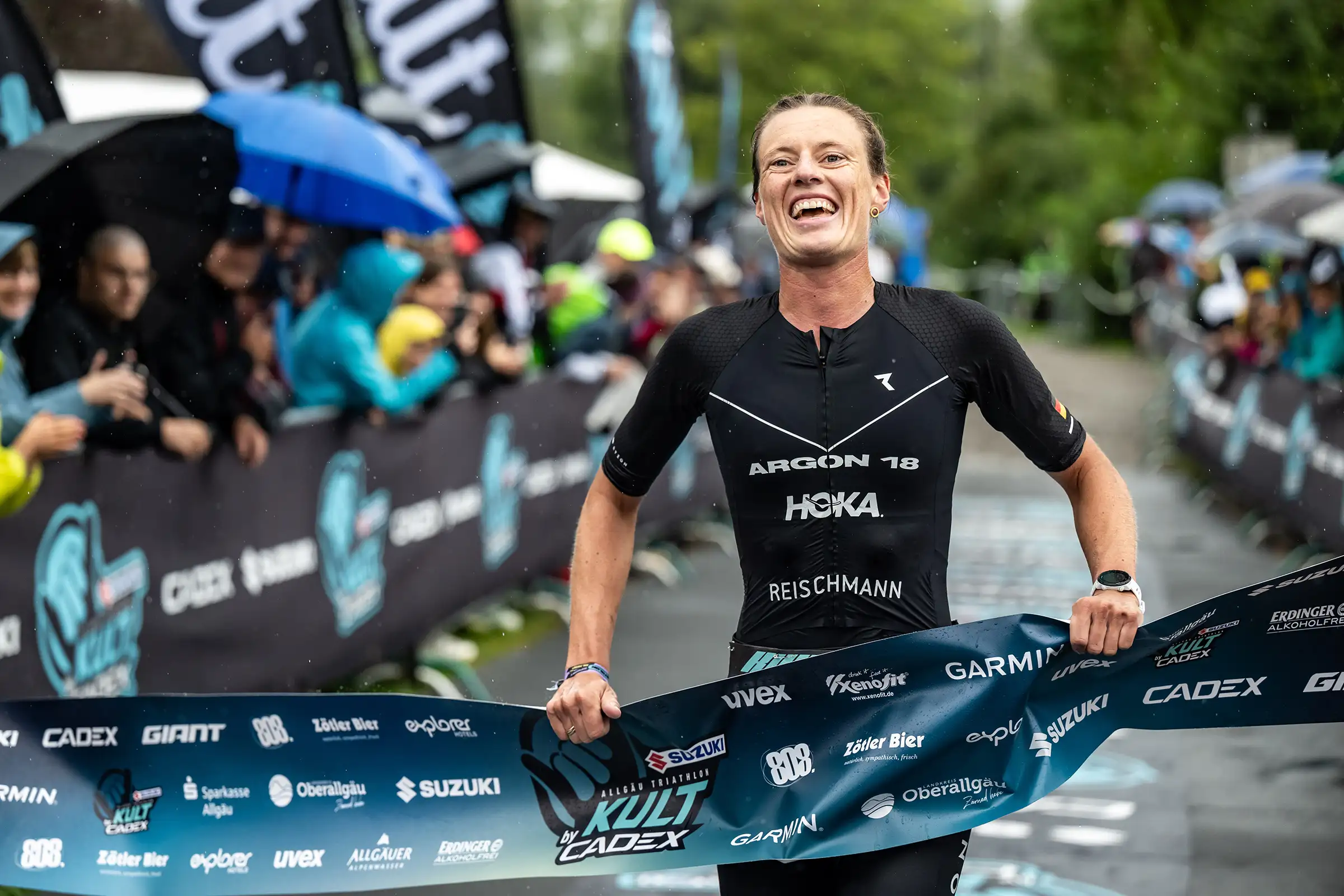 Anne Reischmann im Ziel des Allgäu Triathlon