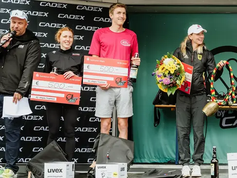 Tom Hug auf dem Podium beim Allgäu Triathlon