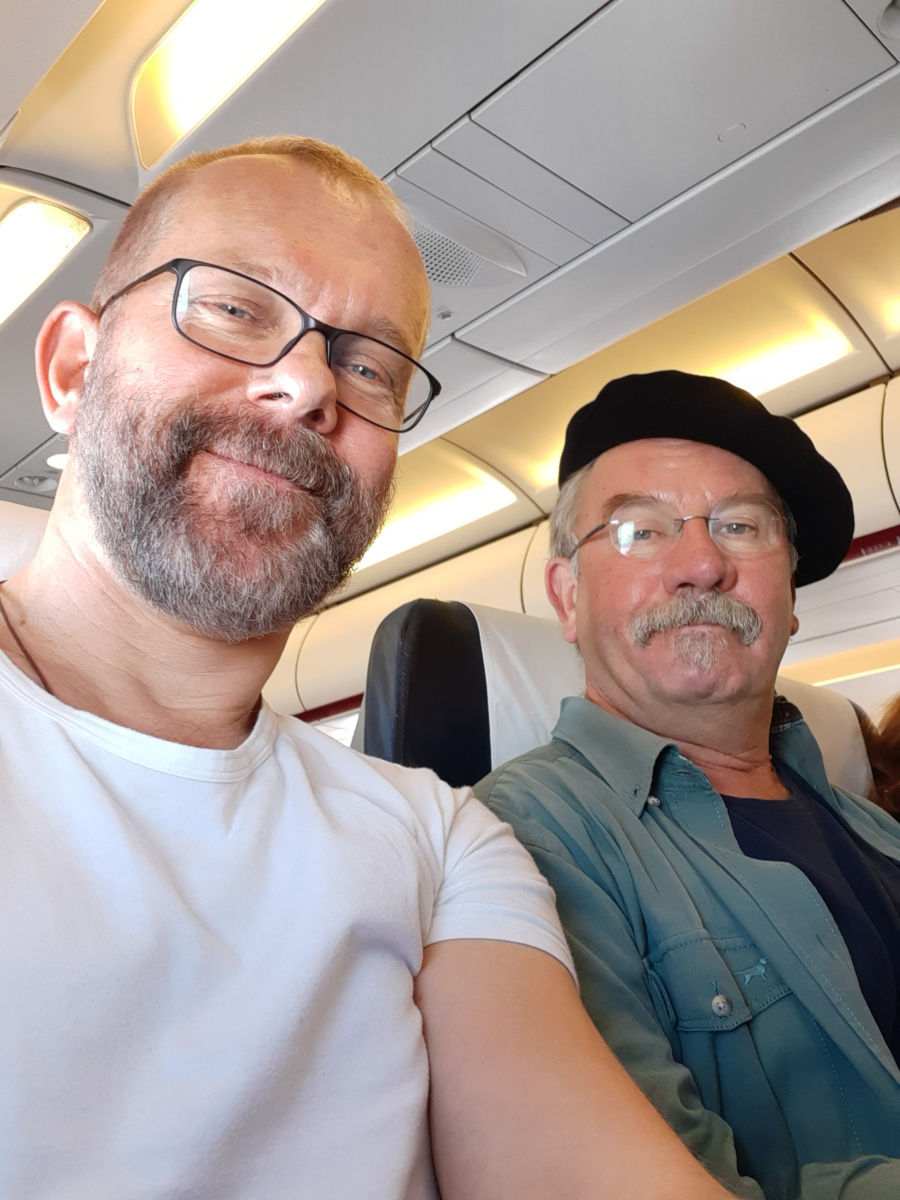 im Flugzeug über dem Balkan