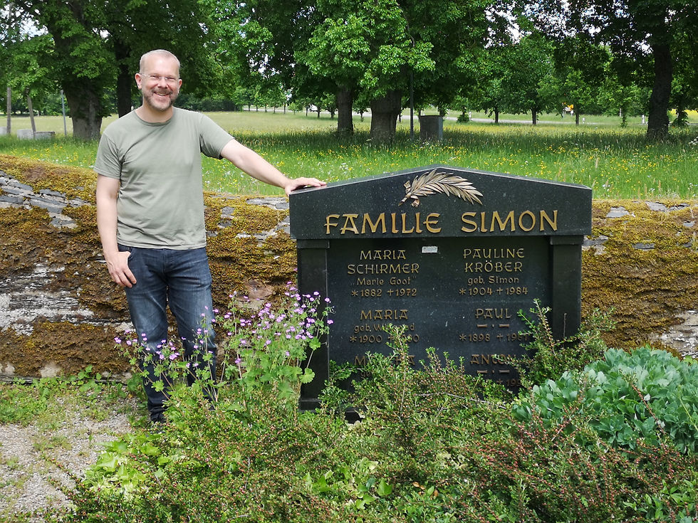 Infotafel Serie Heimat, Friedhof Sargenroth, Grab Familie Simon