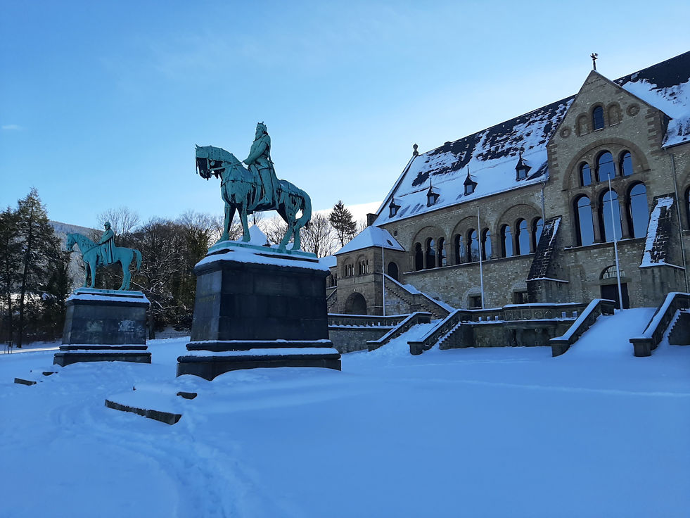 Die Pfalz in Goslar, der rechte Reiter ist Barbarossa