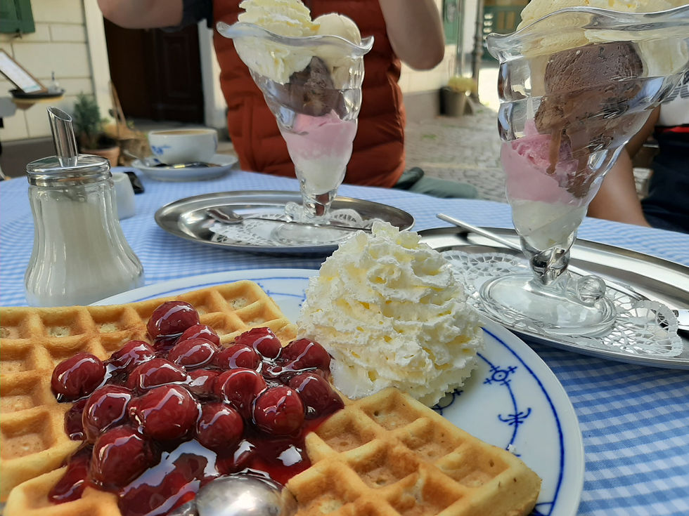 Waffeln mit heißen Kirschen und Sahne Velbert Langenberg, Oldtown, Northrhine Westphalia