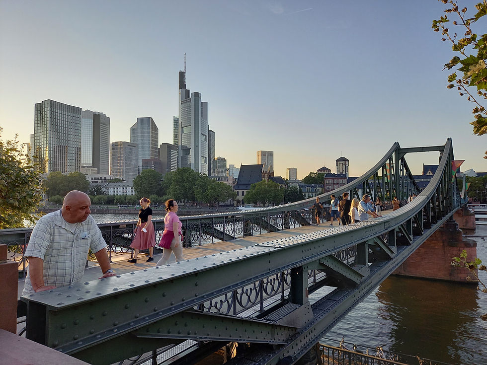 Eiserner Steg mit Skyline