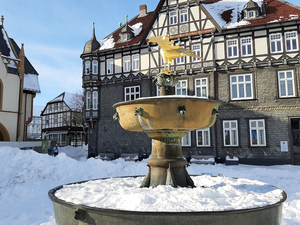 Marktbrunnen, die Schale aus Bronzeguss wurde in der Romanik produziert