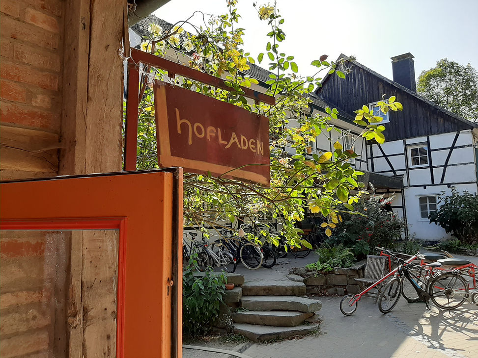 Biohöfe, Windrather Straße, Velbert, Huhn im Heu, Chicken in the Hay, Elfringhauser Schweiz, Velbert, Felderbachstraße biodynamic farming Northrhine Westphalia