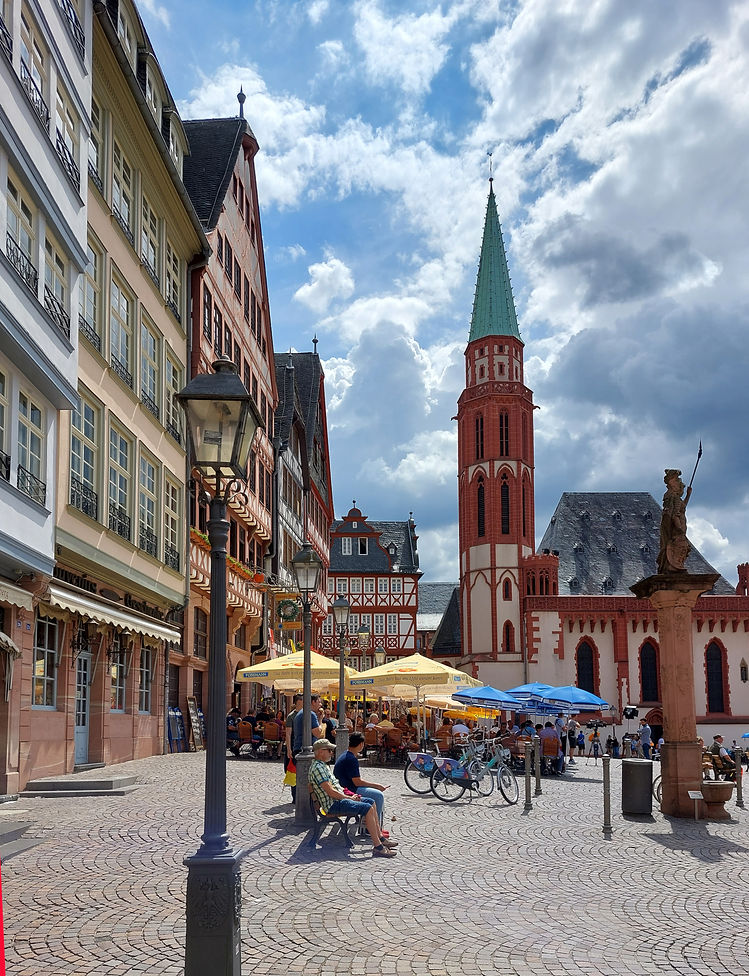Die rekonstruierten Häuser am Samstagsberg und die Nikolaikirche