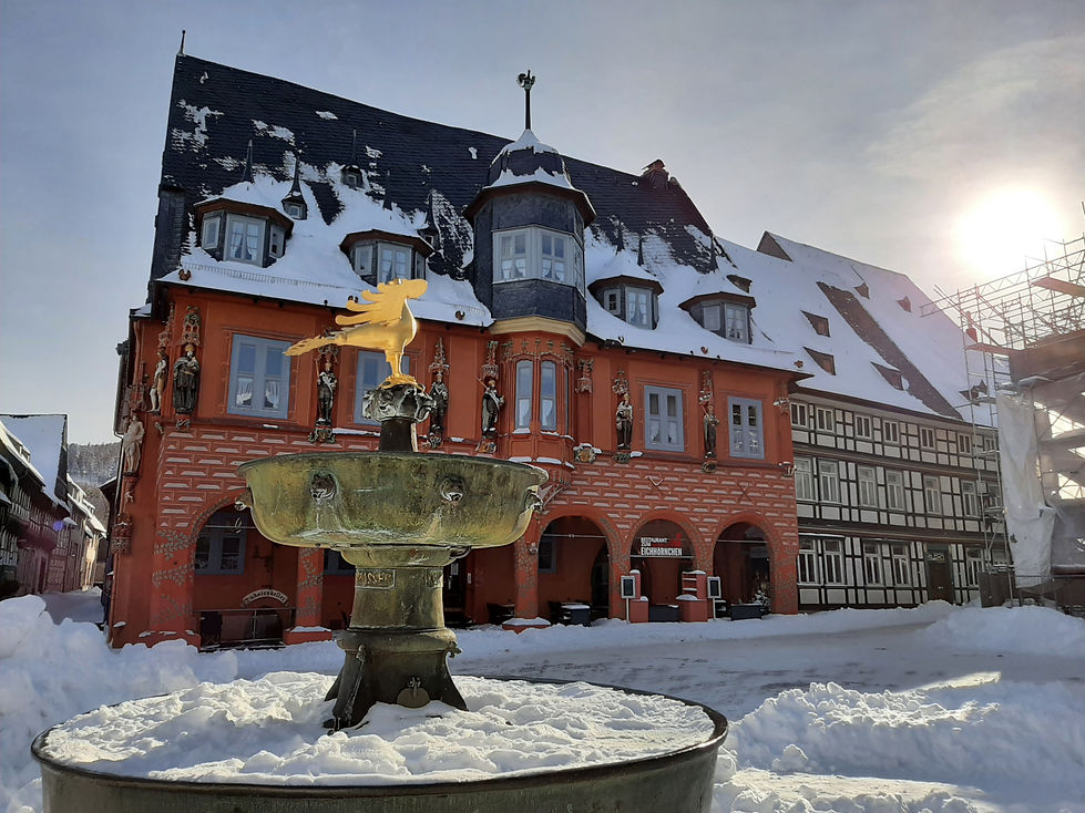 Marktbrunnen, die Schale aus Bronzeguss wurde in der Romanik produziert