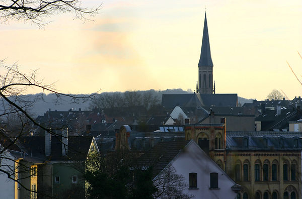 Wuppertal, Nordstadt, Gründerzeitarchitektur, Blick zur Herz-Jesu-Kirche von der Nordbahntrasse
