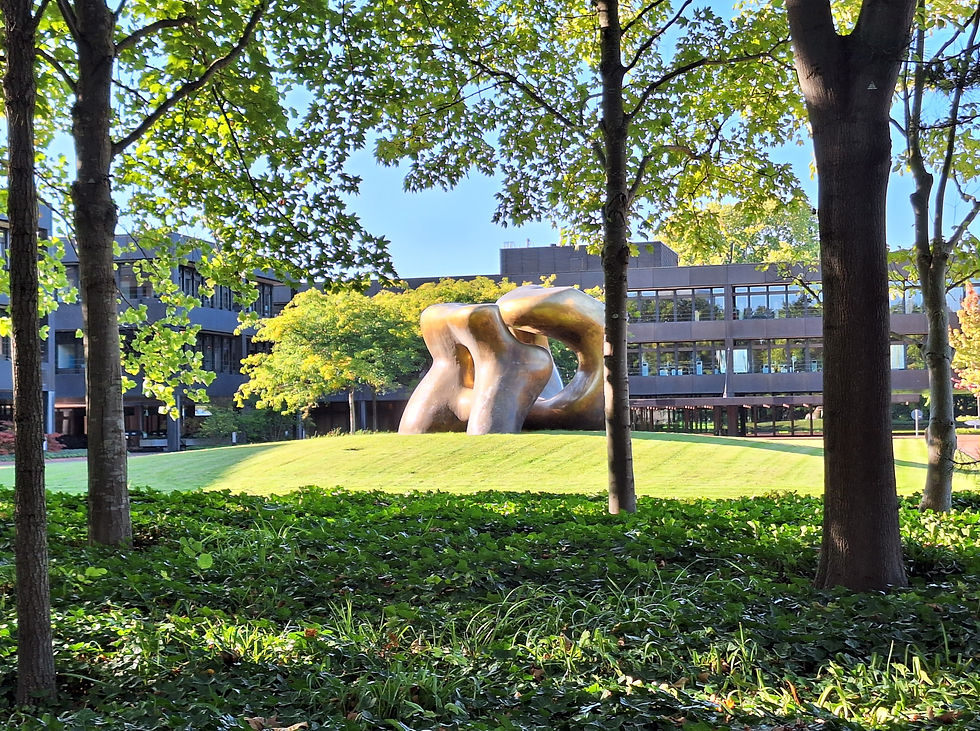 Bundeskanzleramt Bonn, Henry Moore