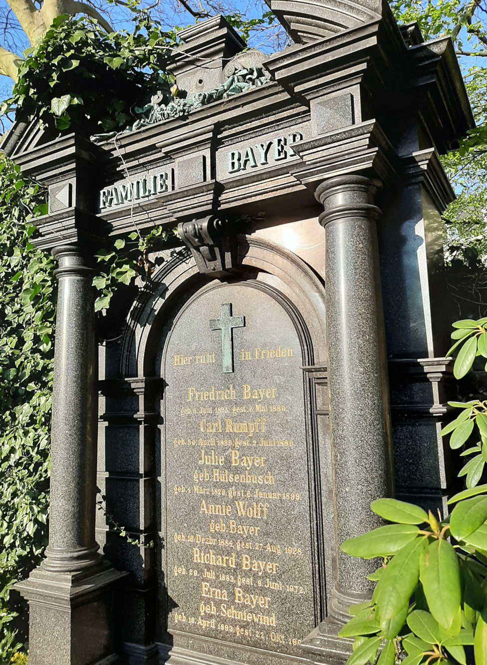 Grab der Familie Bayer Grave of Bayer, Founder of pharmaceutical company Bayer Inc.