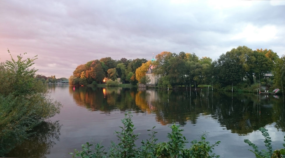 Blick vom Park Babelsberg zum Jagdschloss Glienicke