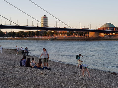 Sommerabend am Rheinstrand, Rhine Beach Düsseldorf Am Rheinstrand, im Hintergund Oberkassler Brücke und Tonhalle