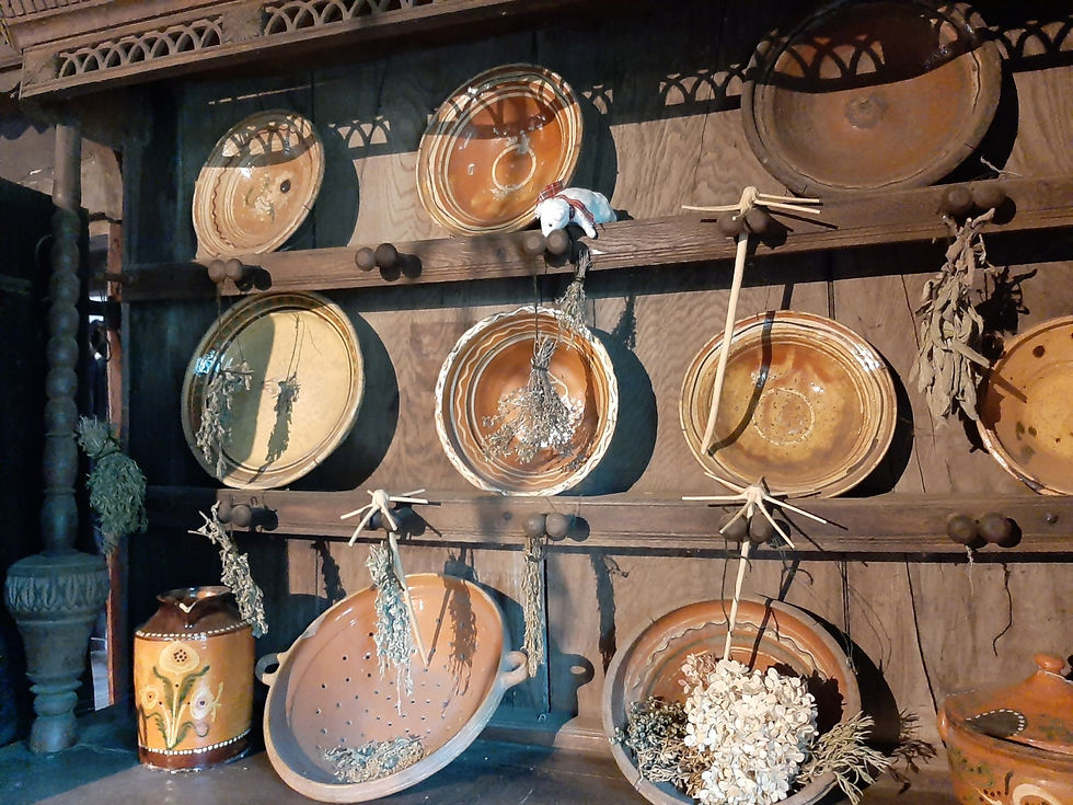 Tongefäße, irdene Schalen, Töpferware, Landhaus, Lüneburger Heide