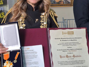 El Senado de la República de Colombia condecora con la Orden de la Democracia, grado Gran Caballero, a la Maestra Astrid Galán Sepúlveda.