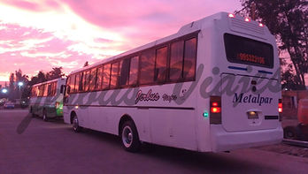 Bus en puesta de sol