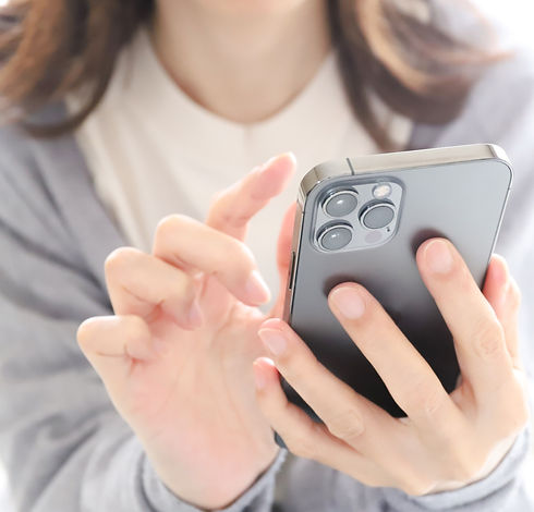 スマホで検索する女性