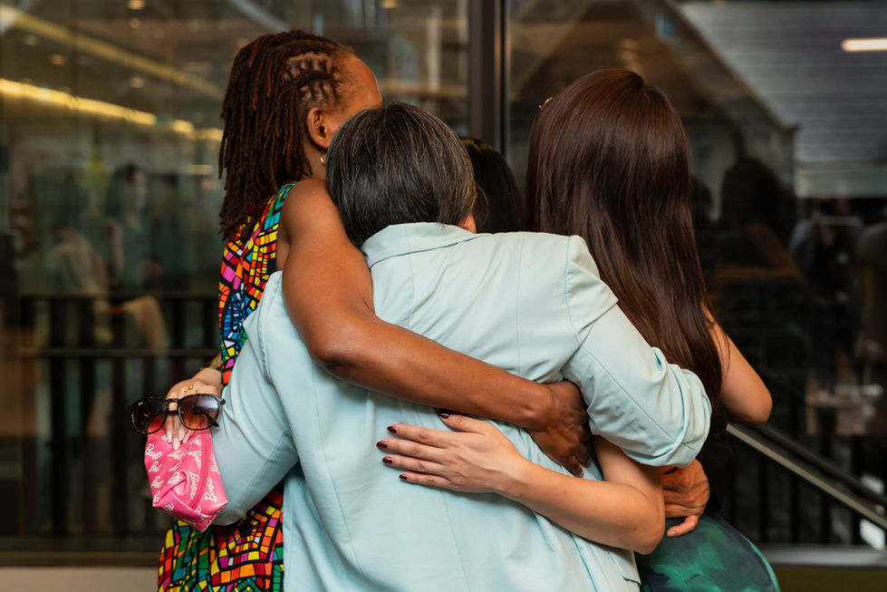 Účastníci prirodzene interagujú