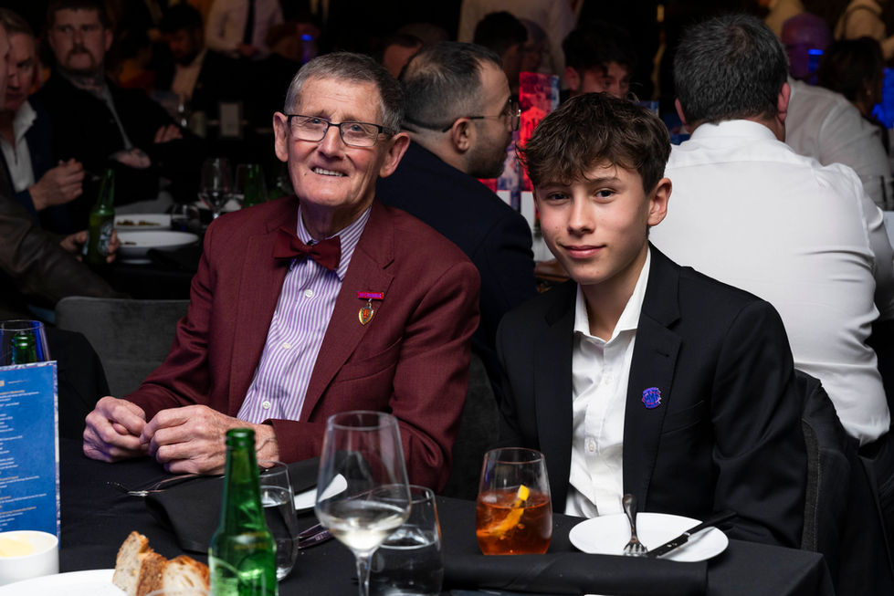 Účastníci pózujú na fotografiu