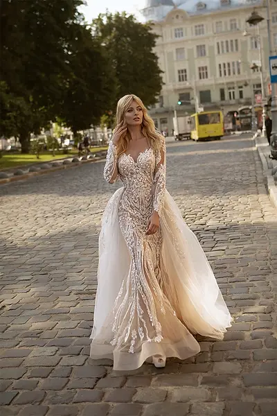 Lace off-the-rack wedding dress with detachable train