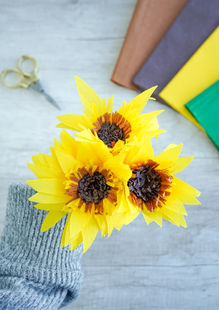 Girasoles de papel crepe realizados con Crepelina de Adorié