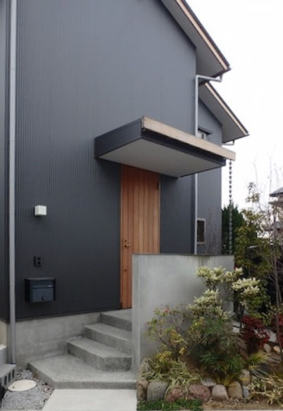 ガルバリウム鋼板の外壁と木製ドア