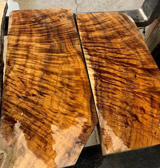 Figured wood grain pattern