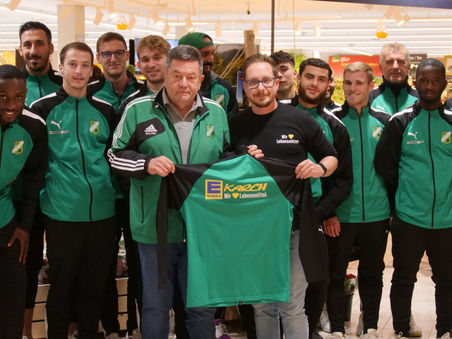 Neue Trainingsanzüge für die 1. Mannschaft von Edeka Karch