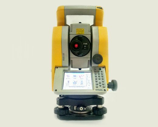 Küçük resim: Alternatif Metin: Trimble Total Station M3, doğru arazi ölçümleri için yüksek hassasiyetli bir ölçüm cihazı.