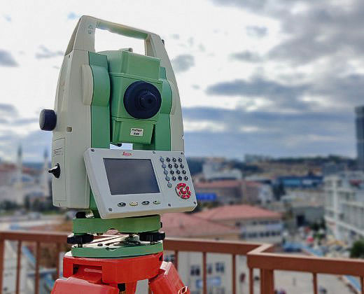 Thumbnail: Leica Total Station'in kutu içeriği, cihazla birlikte gelen ek bileşenleri gösterir