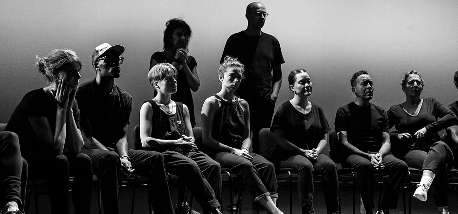 the actors onstage in une.deux.trois