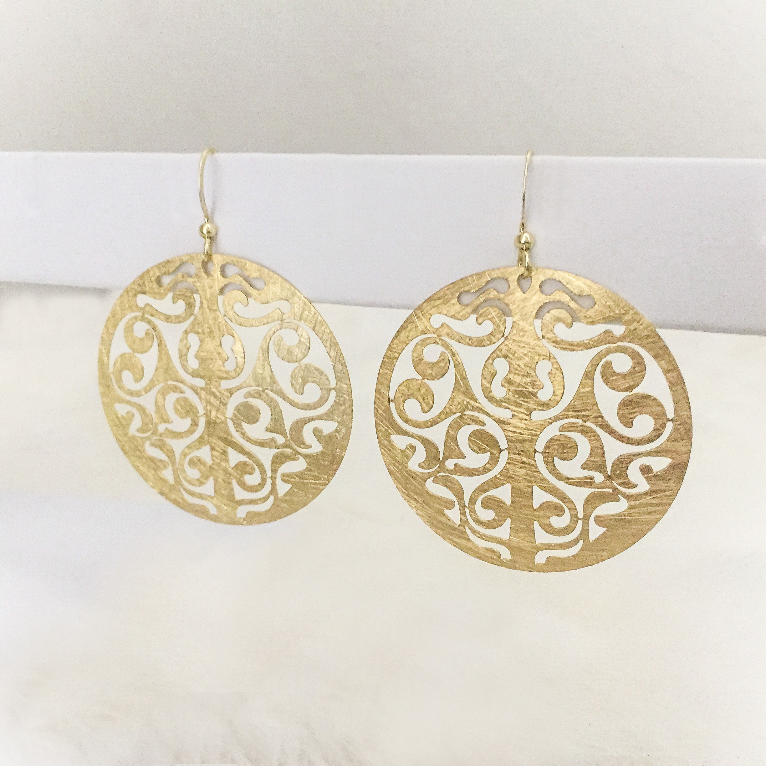 GOLD EARRINGS WITH BRUSHED FINISH