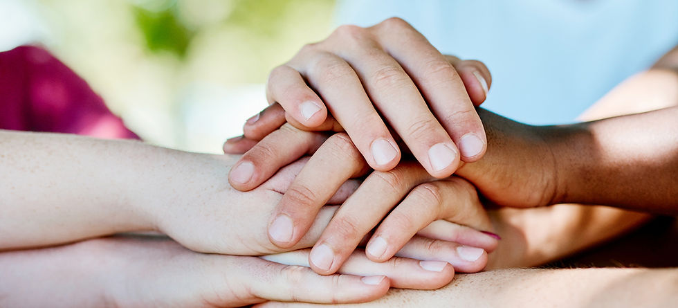 Händerna i hög - Grupputveckling-1325x600.jpg
