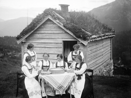 Hallbrendstølen mountainfarm, ca 1920 (Foto:  Fylkesarkivet i Vestand)