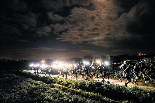 Coureurs avec frontales sur le 30 km nocturne du NTMF