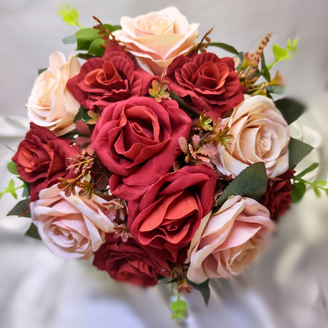 Buquê de Noiva Desconstruído Vermelho Coral e Branco Suave