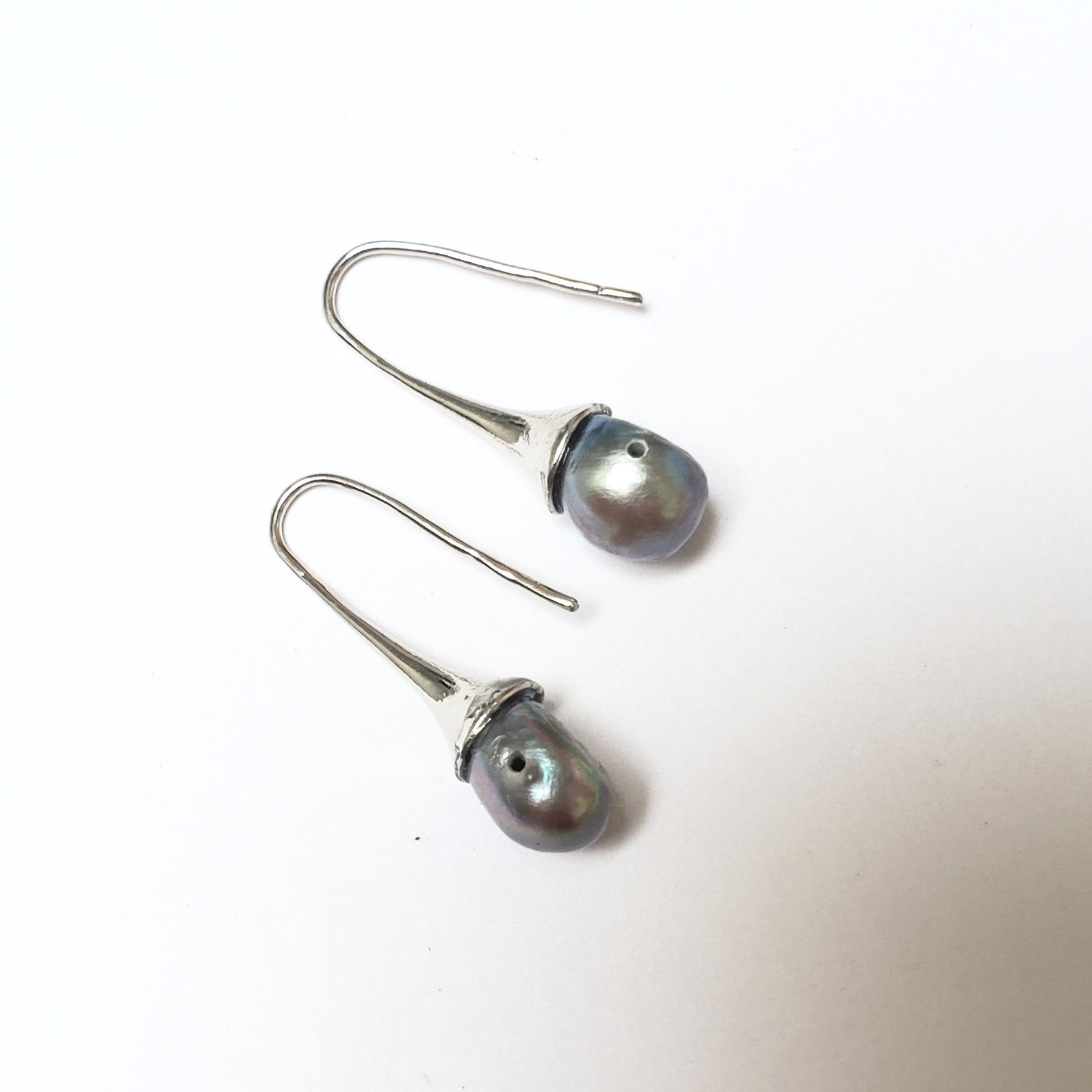 Brinco anzol prateado com Pérola de água doce tingida