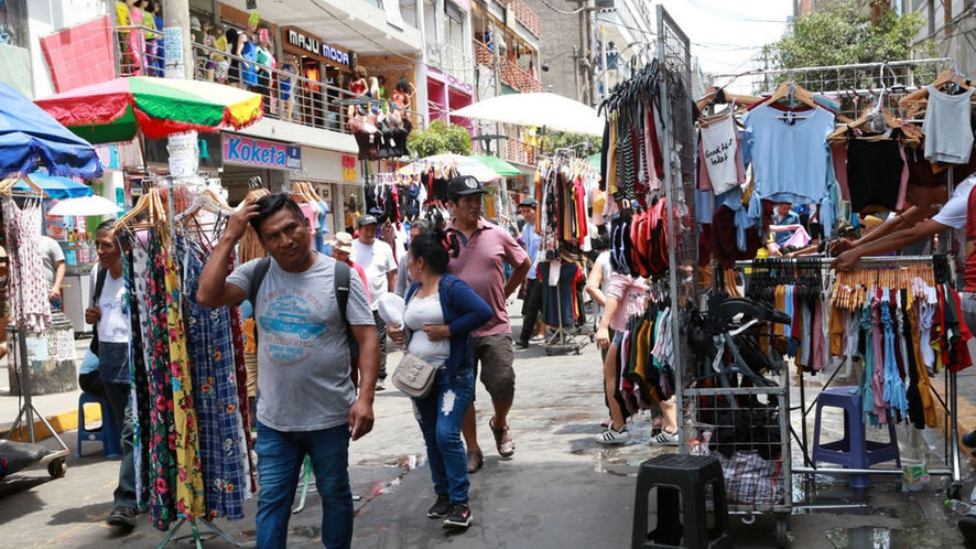 Invasión de venta ambulatoria en las calles peruanas.