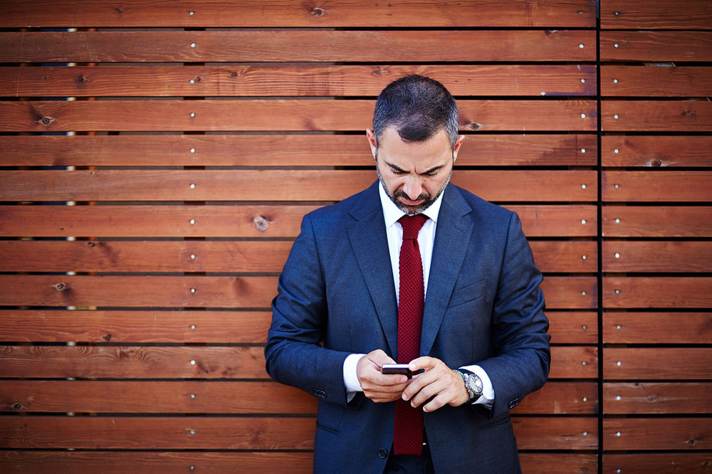 Каждый бизнесмен предприниматель. Книги для предпринимателей малого бизнеса. Банкротство мужчина за столом. Вещи которые должен знать каждый мужчина. Каждый бизнесмен предприниматель.