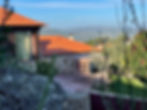 Vista da casa da eira e da casa principal da propriedade, com vista panoramica