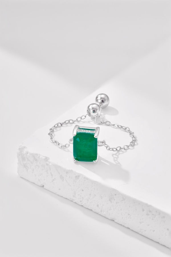 Thumbnail: Emerald cut chain ring