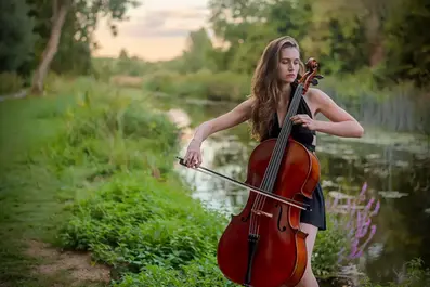 location-photographer-eleanor-river-cellist.webp