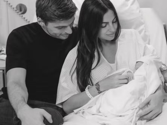 Pelas redes sociais, Max Verstappen e Kelly Piquet oficializaram a chegada de sua primeira filha juntos: a pequena Lily. A notícia foi recebida com entusiasmo pelos fãs do automobilismo, especialmente por marcar um momento raro e simbólico na história do esporte.