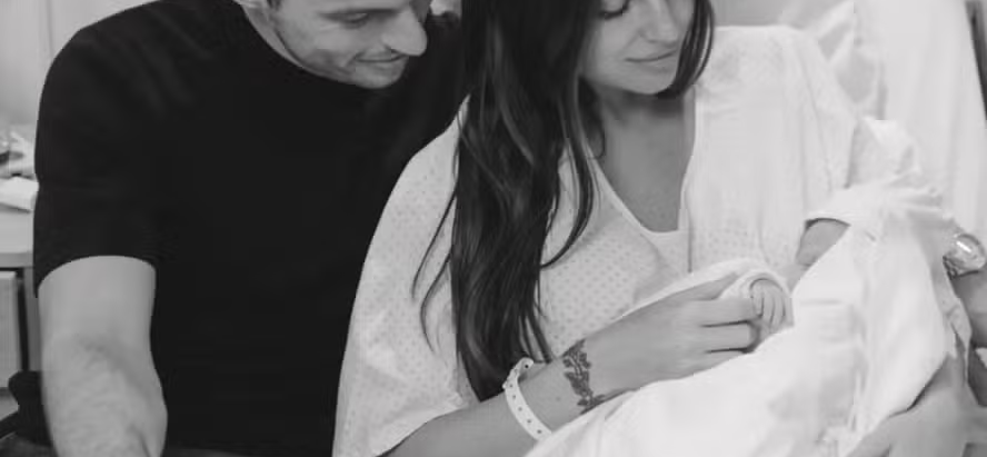   Pelas redes sociais, Max Verstappen e Kelly Piquet oficializaram a chegada de sua primeira filha juntos: a pequena Lily. A notícia foi recebida com entusiasmo pelos fãs do automobilismo, especialmente por marcar um momento raro e simbólico na história do esporte.